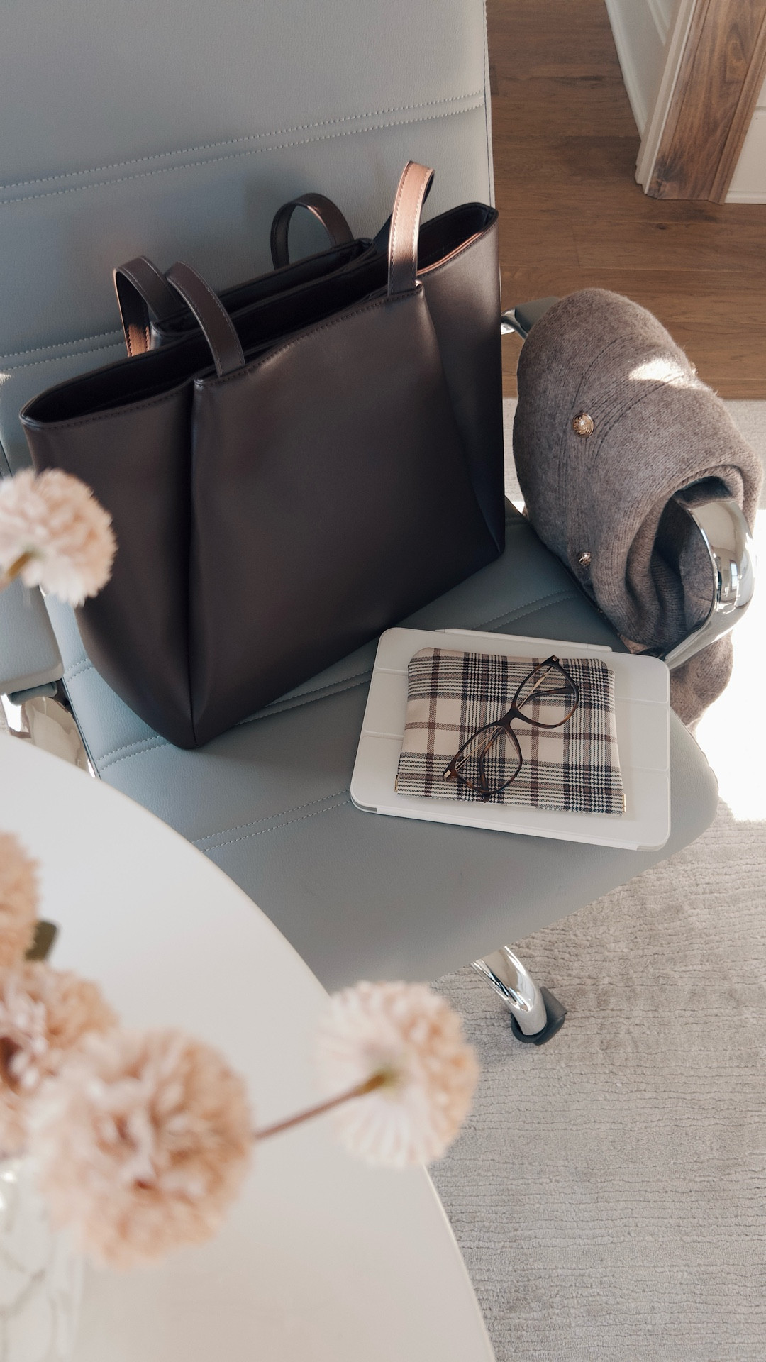 The prettiest tote bag from Amazon! Along with the extra pieces for fall 🫶🏻 it has a laptop cushioned sleeve, perfect for the office or work! Also in chic chocolate brown color! 

Tote bag, work tote, tote bags for women

#LTKWorkwear #LTKItBag