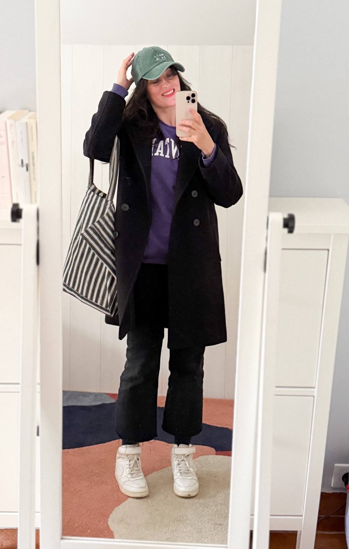 • Casquette en coton vert #hm
• Caban bleu marine #gerarddarel
• Jean flare crop #mango 
• Cabas rayé #apc 
• Baskets montantes #nike

#LTKmidsize #LTKfrance #LTKautumn