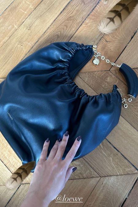 Squeeze medium sac porté épaule en cuir noir, sac en cuir noir Loewe, Loewe nouvelle collection 

#LTKitbag
