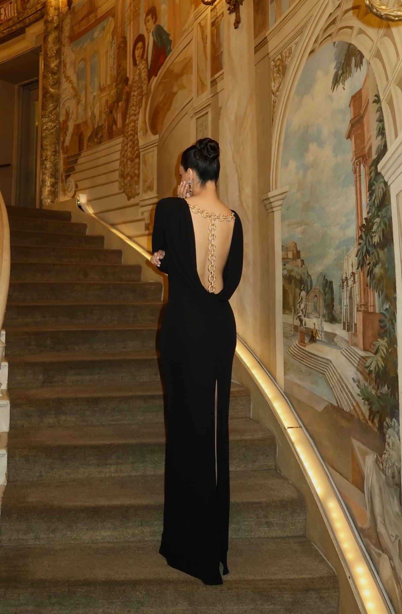 This is such a good dress. Wearing an XS! I’m 5’5 and wearing 5 inch heels. 