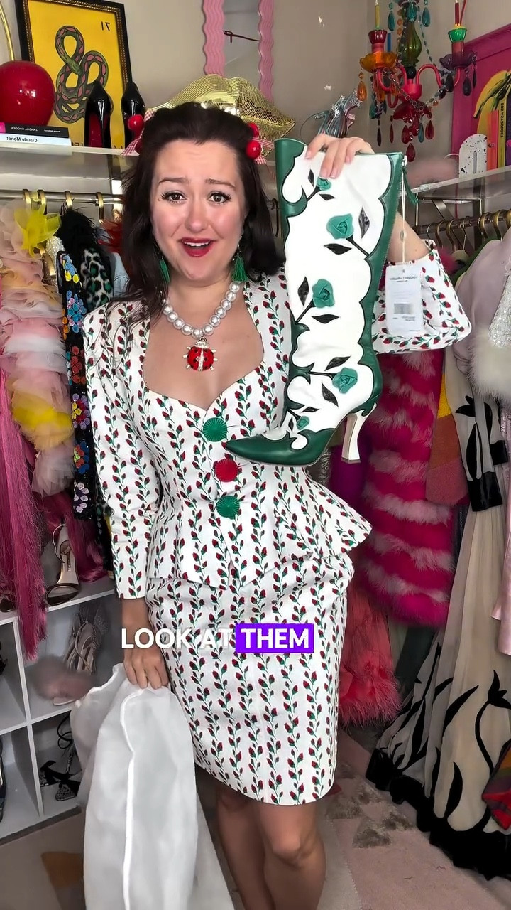 These super rare Miu Miu 2012 runway boots are finally in my collection and they are even more iconic in person🤩

From the sculptural silhouette to the western detailing, this pair is peak early-2010s luxury runway energy. Vintage Miu Miu collectors, you already know how impossible these are to find🫶

Runway archival. Collector status. Investment piece.

Would you style these playful boots with skirts or pants? 👢💫

#MiuMiu
#VintageDesigner
#RunwayArchive
#LuxuryFashion
#DesignerShoes

Miu Miu 2012 runway boots
rare Miu Miu boots
vintage Miu Miu runway
archival designer shoes
luxury fashion unboxing
designer boot collection
runway fashion 2012
collector designer pieces
Prada era Miu Miu
high fashion footwear