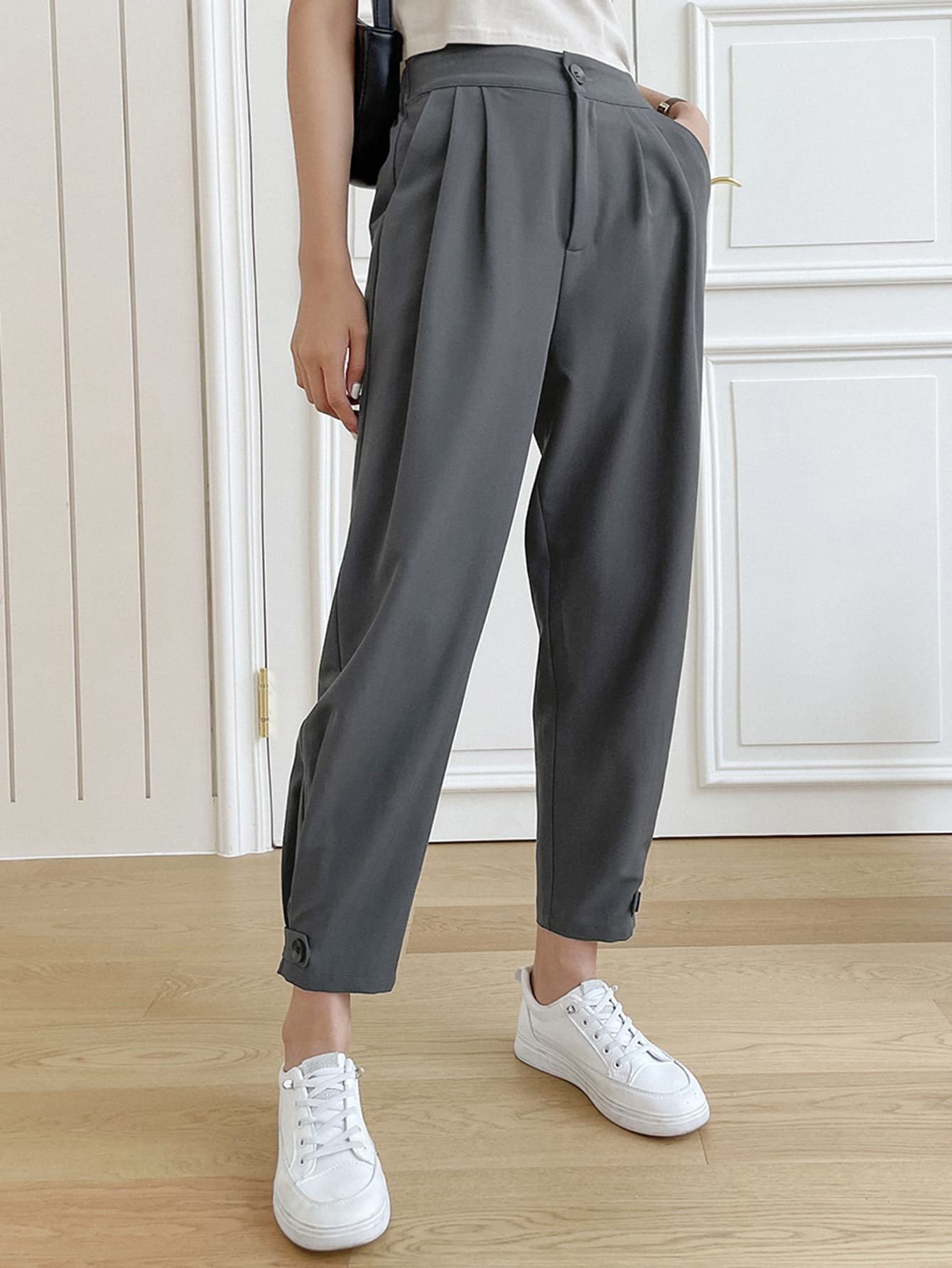DAZY Solid Plicated Slant Pocket Cropped Pants | SHEIN