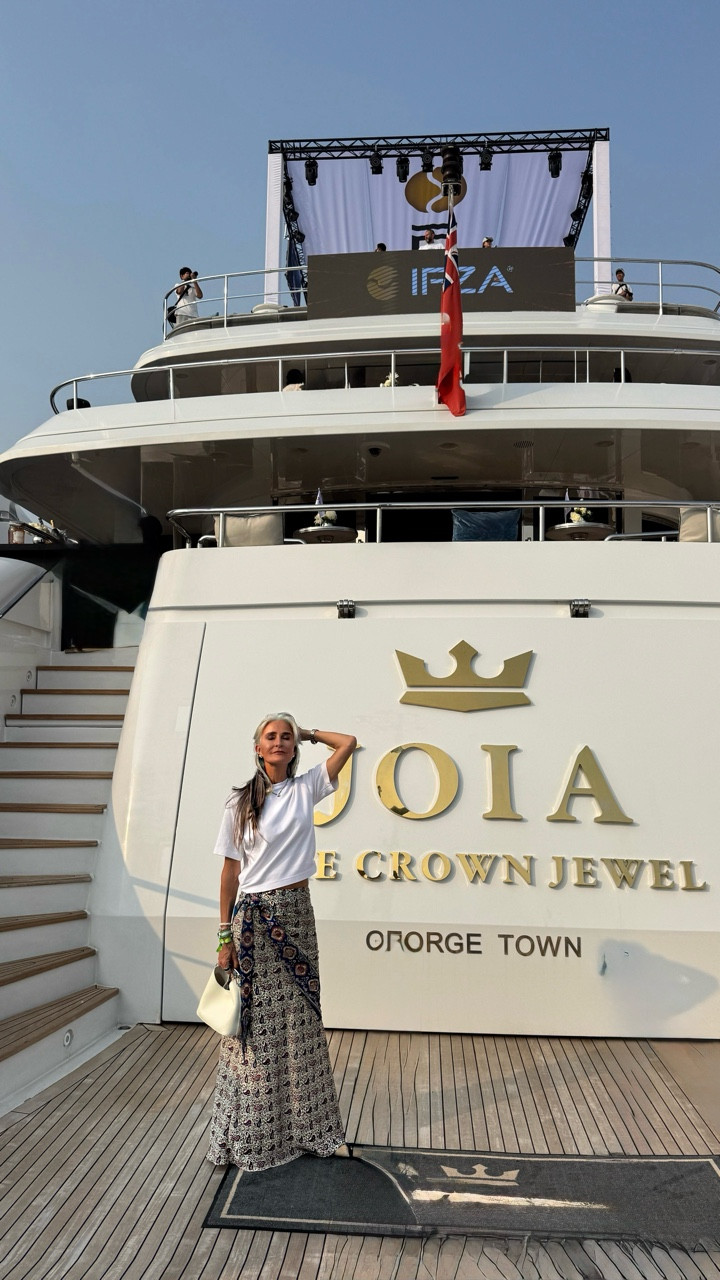 F1 Abu Dhabi. 
A quick makeup look and a simple outfit for a long day. 
I mix moisturiser, tanning drops and bronzing drops together as my base. 
I love easy. 

#grwm #makeupvideo #champagneplease #bestager #ifza