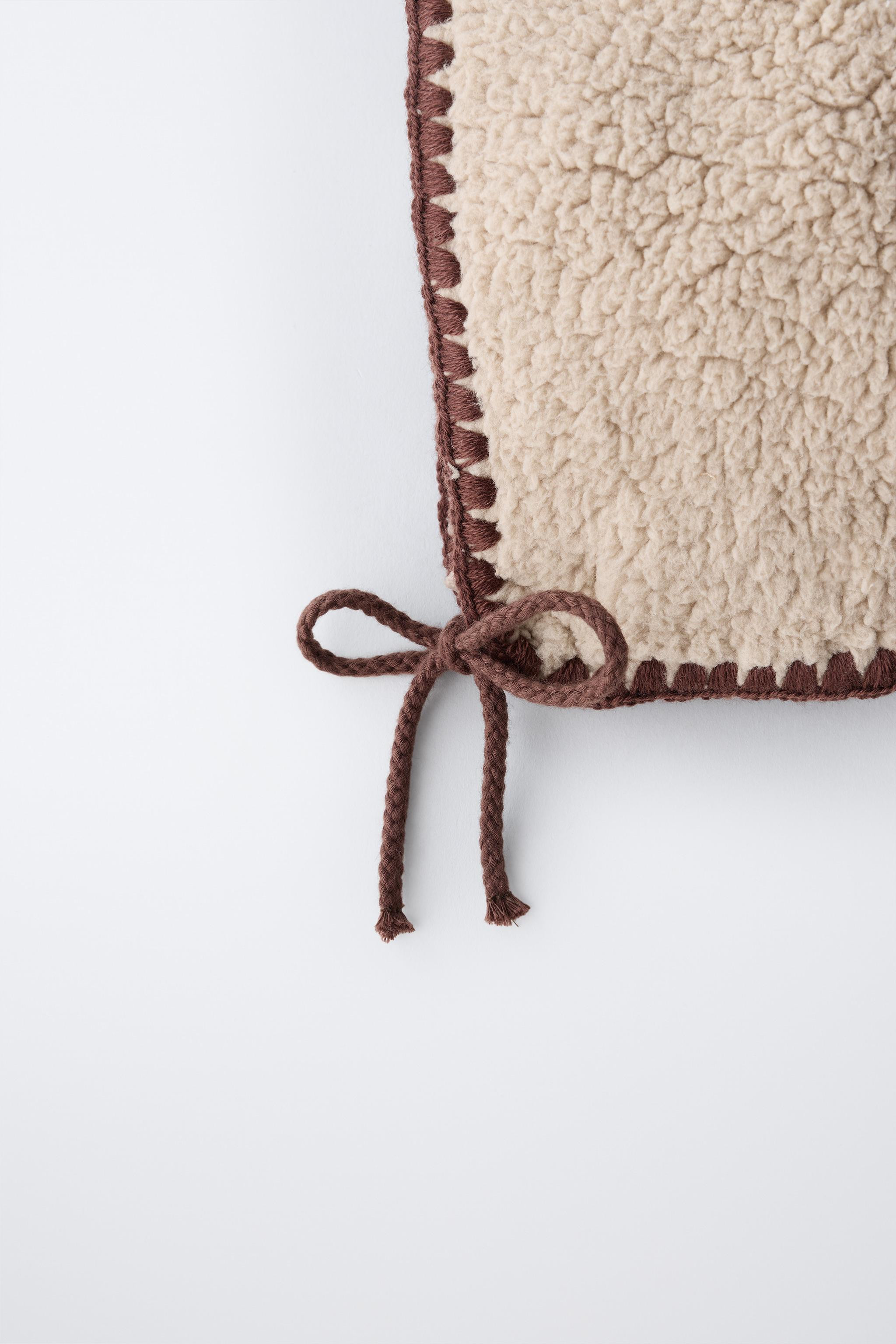 SHEARLING BONNET WITH CONTRAST PIPING | Zara US