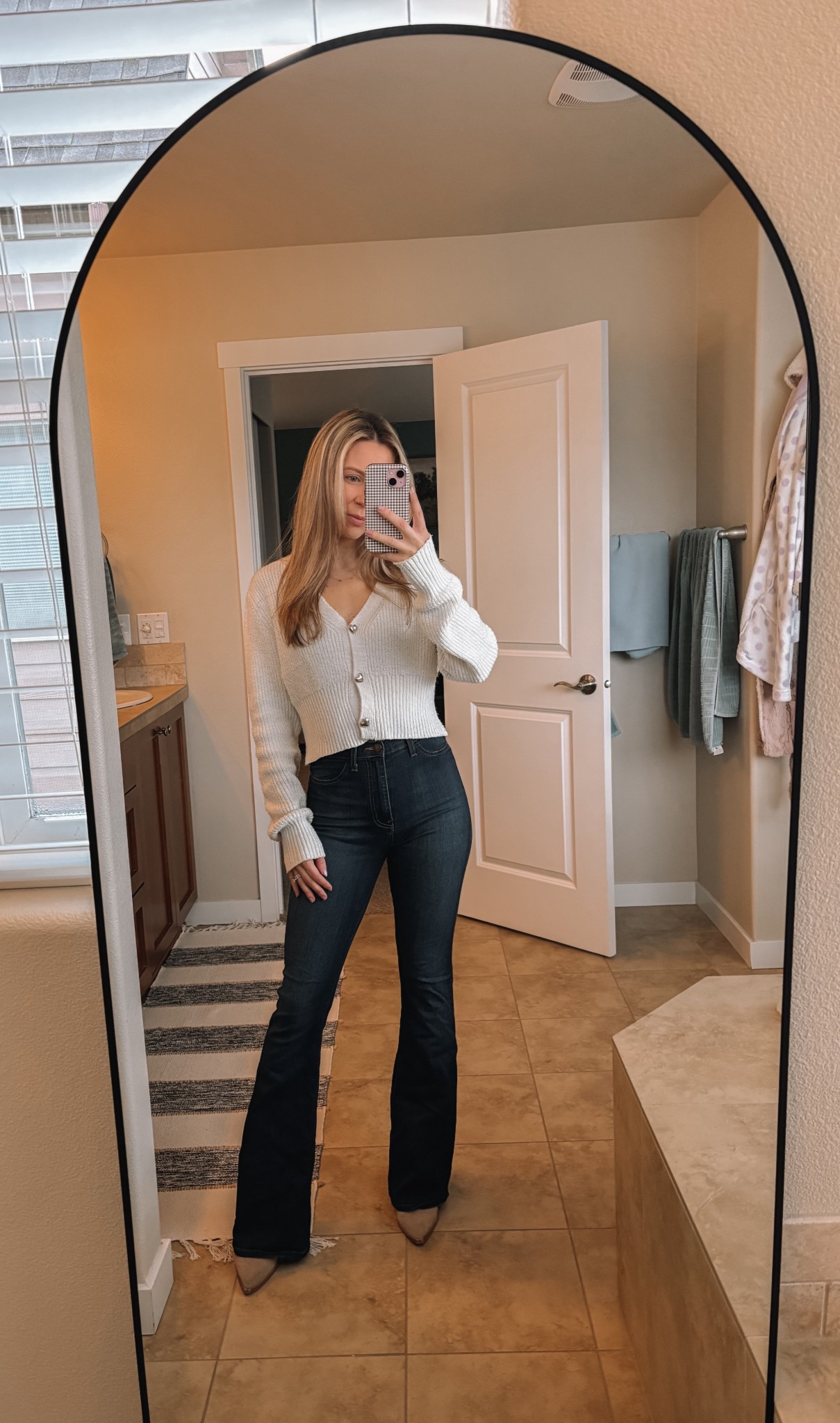 These jeans make your bum look incredible!!! I’m in a size 3. So flattering!! 

#LTKootd #LTKdayinmylife #LTKgrwm