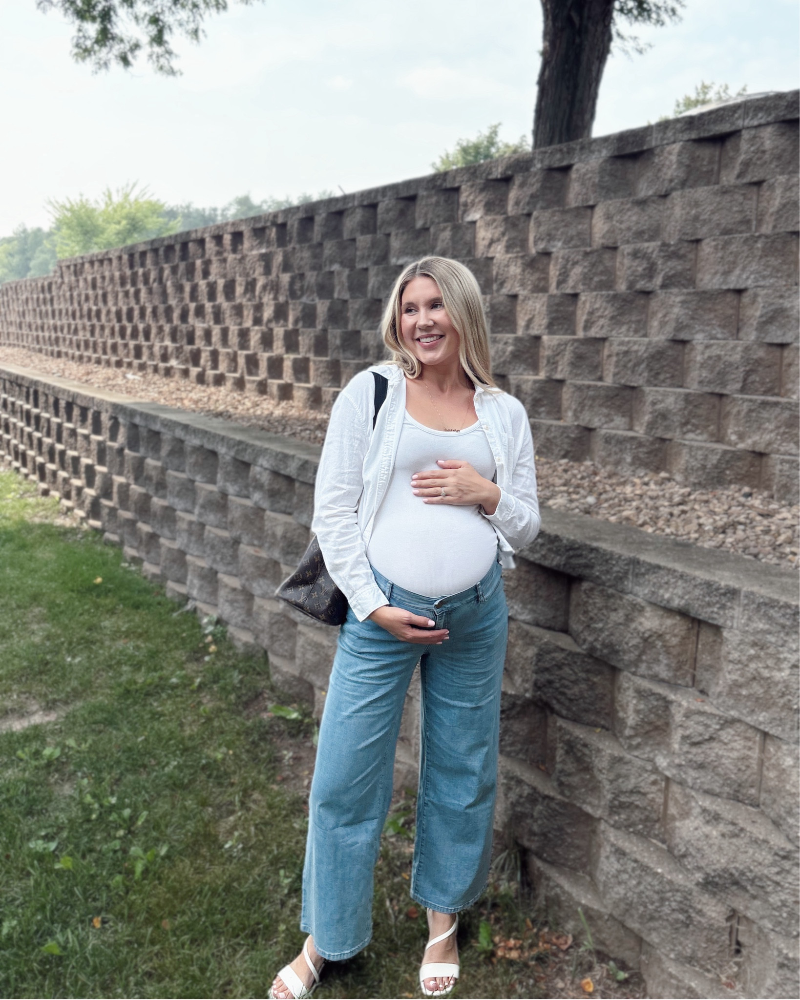 Super comfortable + stretchy maternity jeans!! Wearing them at 34 weeks with still so much room to grow! 🌤️☁️🥹