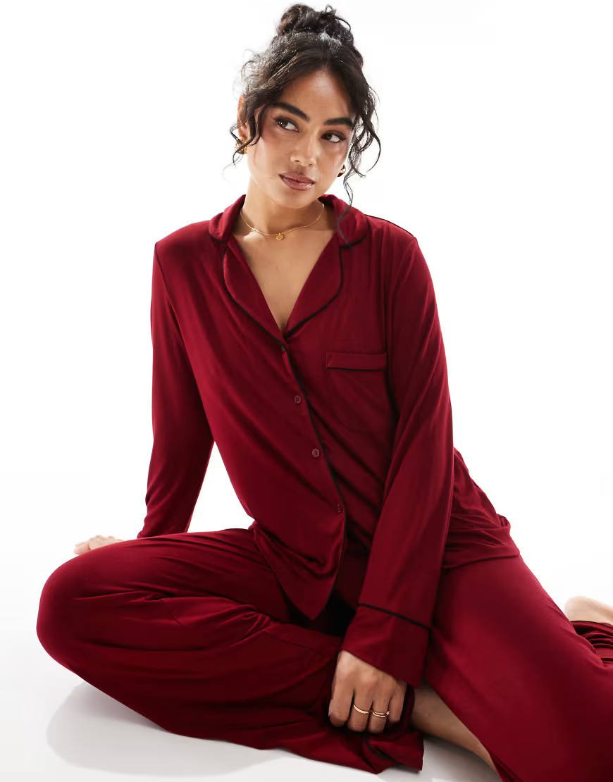 ASOS DESIGN – Sehr weicher Pyjama in Burgunderrot mit farblich abgesetzter Paspelierung mit langärmligem Hemd und Hose | ASOS (Global)