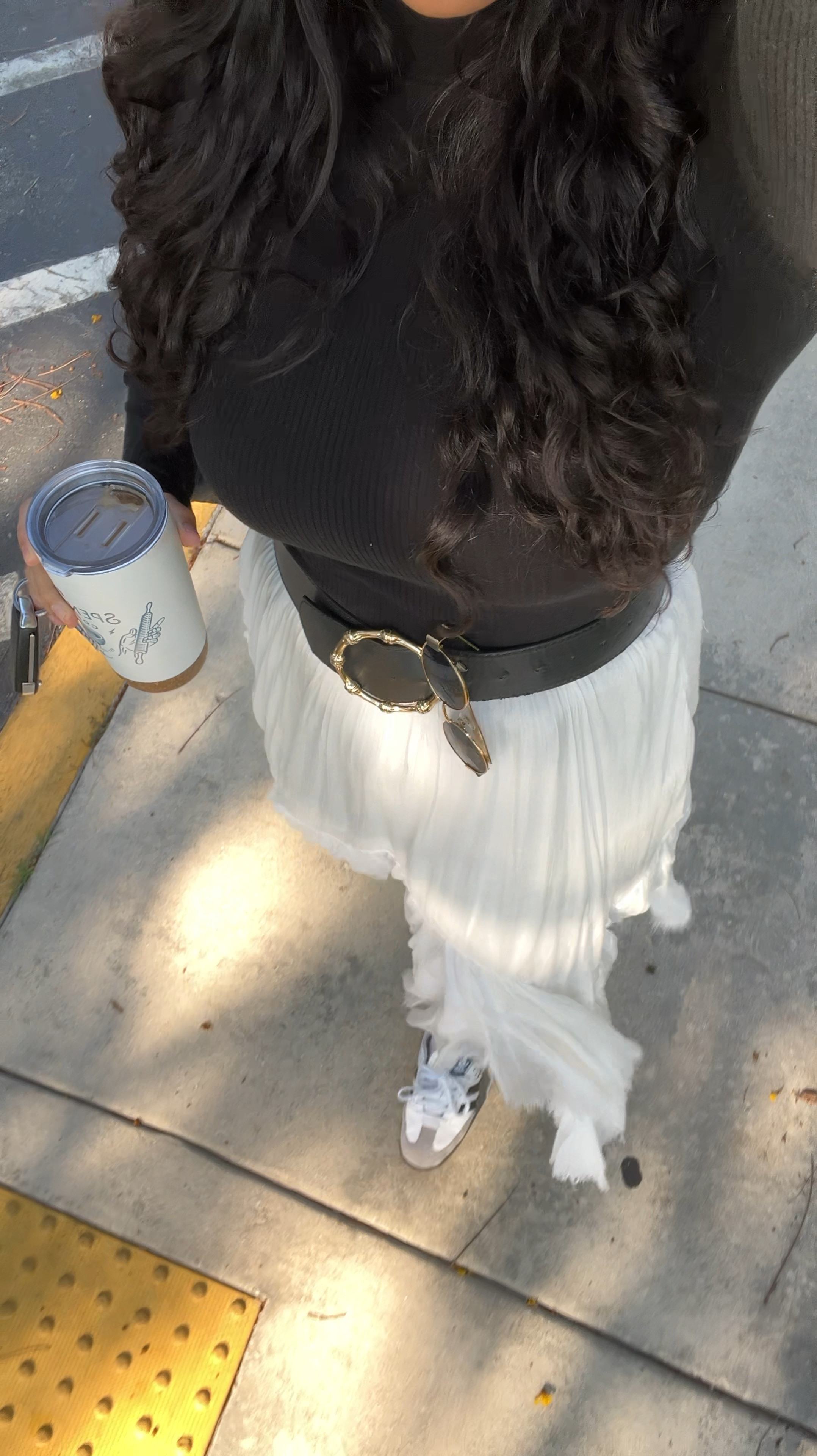 the best combo for flamboyant naturals? (big shoulders, narrow hips) DARK TOP, LIGHT BOTTOMS 