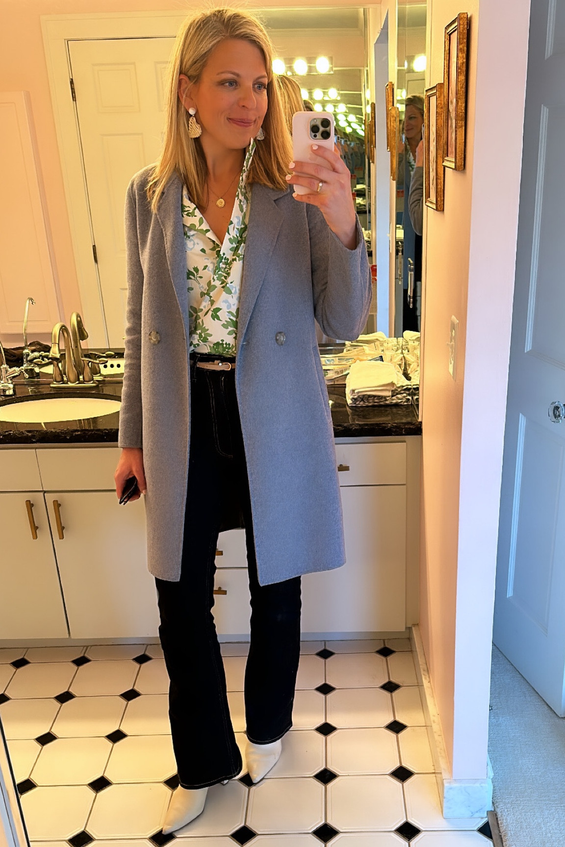 Work outfit 

#workwear #jeans #tuckernuck #whiteboots #shopbop #womensbuttondown #hocspring #houseofcoloursspring

#LTKworkwear