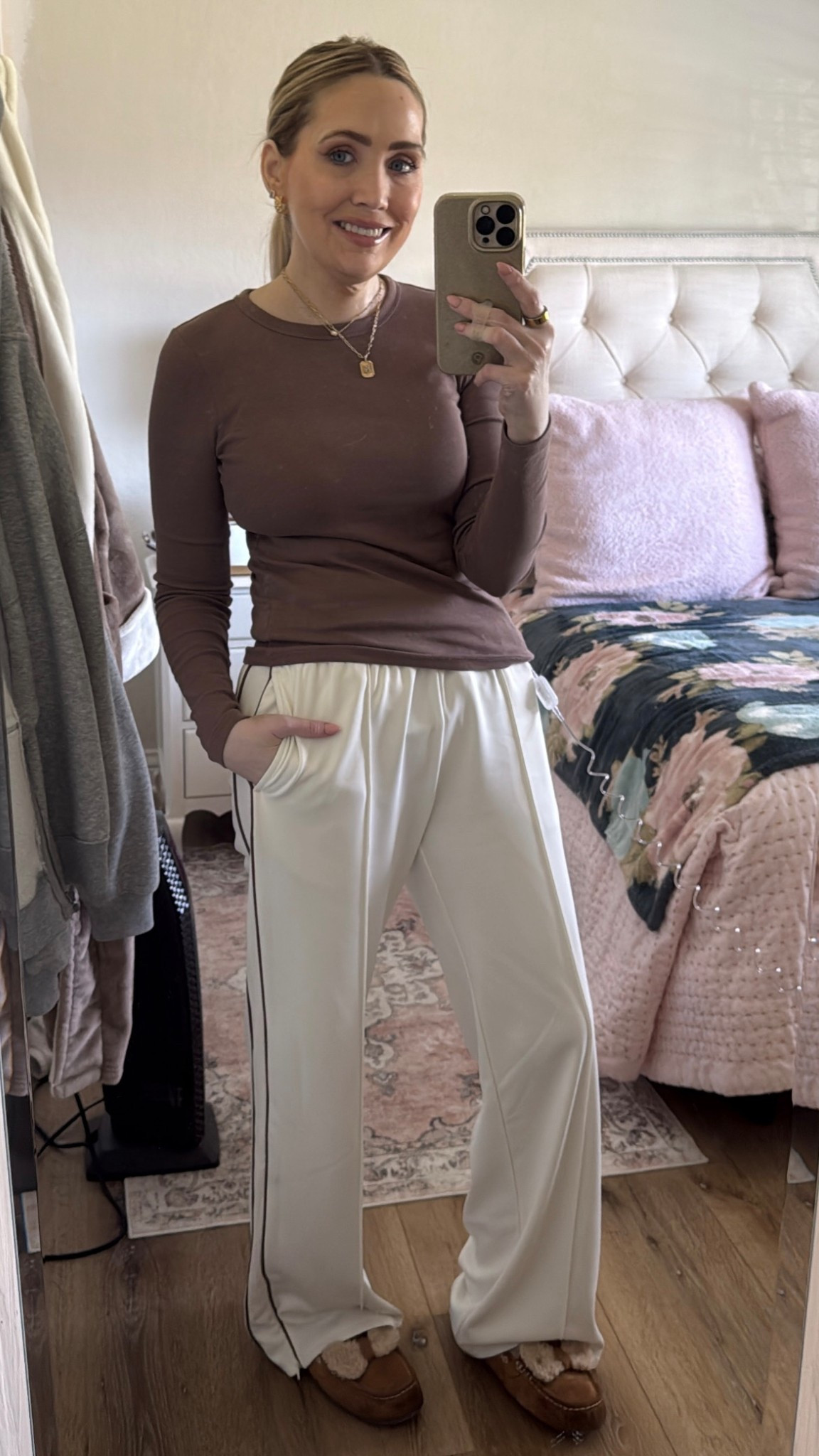Found the perfect everyday pants 🤍

Soft, relaxed fit, and they look cute with everything from sweaters to basic tees. I paired them with a simple long sleeve today.

Everything is linked in my LTK.

#LTKStyle #EverydayStyle #WideLegPants #CasualChic


#LTKootd #LTKOver40