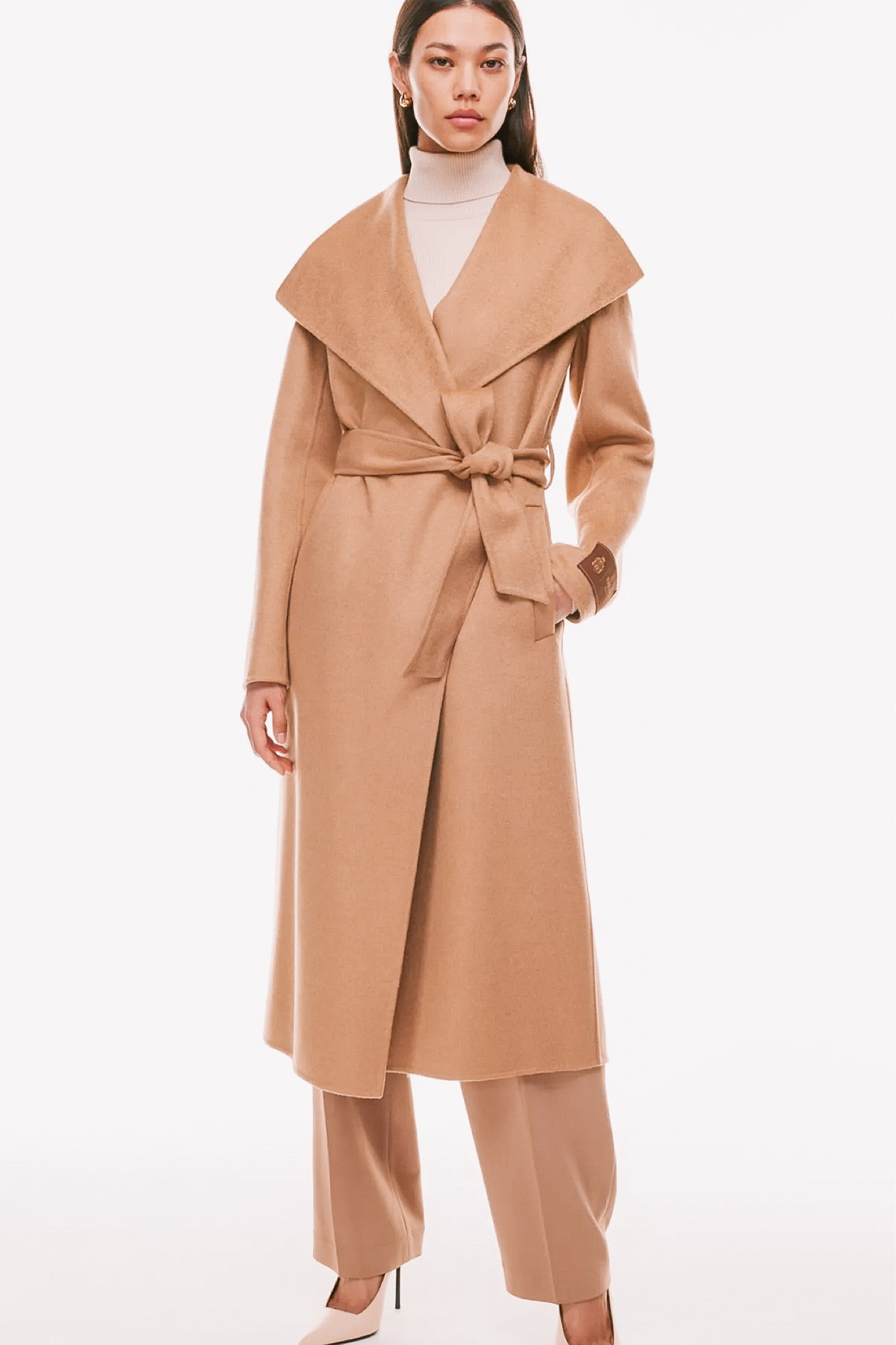 Cozy up in style this season with the #MustHavePortfolioCoat! 🧥✨

Perfect for chilly days, this versatile double-faced coat is a wardrobe essential. Pair it with a chunky knit sweater, skinny jeans, and ankle boots for a chic and effortless look.

Whether strolling through the city or enjoying a weekend getaway, this coat is your go-to for cozy, chic elegance! 💫🌟 #WinterFashion #OOTD #Aritzia #winteroutfit 

#LTKSeasonal #LTKworkwear #LTKstyletip