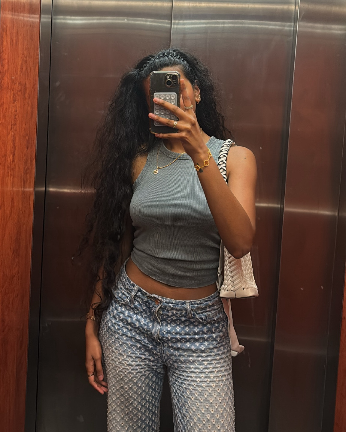 Print jeans, textured bag and destressed tank🩶