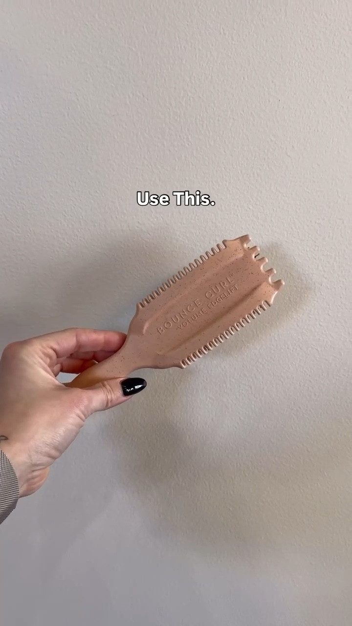 DID YOU KNOW that Bounce Curl has different brushes that do different things?

At first glance, they may look identical, but one key factor makes each brush perfect for very different uses…

The ridges.

The original Bounce Curl DEFINE EdgeLift brush has wider ridges to help thicker, more dense hair create larger, juicier curl clumps–therefore making each section and the curl created from it more defined.

While the newer Bounce Curl VOLUME EdgeLift creates smaller sections with smaller ridges to ensure the curls aren’t too heavy and weigh down the hair. This brush is for thinner hair and tighter curl patterns.

Type EDGELIFT and I’ll send you a link to both curly hair brushes!
.
.
.
#bouncecurlbrush
#curlyhairtools
#favoritehairproducts
#curlyhairdefinition
#definedcurls