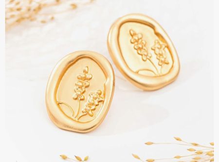 Gold pressed flower stud earrings 

#LTKfindsunder100 #LTKfindsunder50 #LTKover40