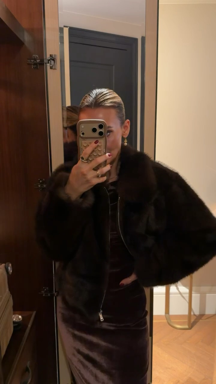 Wearing the cutest cropped faux fur jacket that can be worn dressed up or more casually, definitely a great staple to have this fall