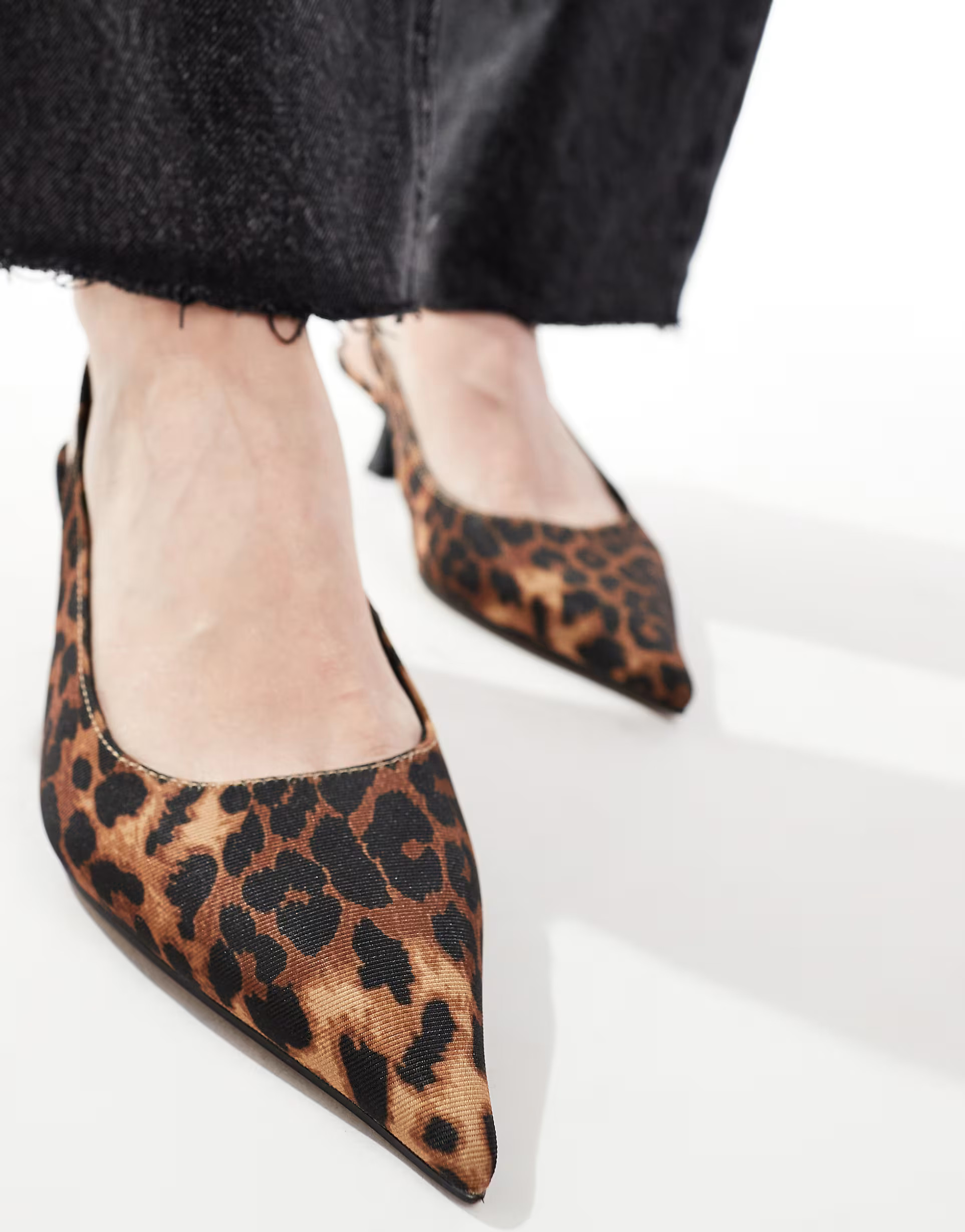 ASOS DESIGN Wide Fit – Stroll – Schuhe mit Leopardenmuster, Fersenriemen und Kitten-Absatz, w... | ASOS (Global)