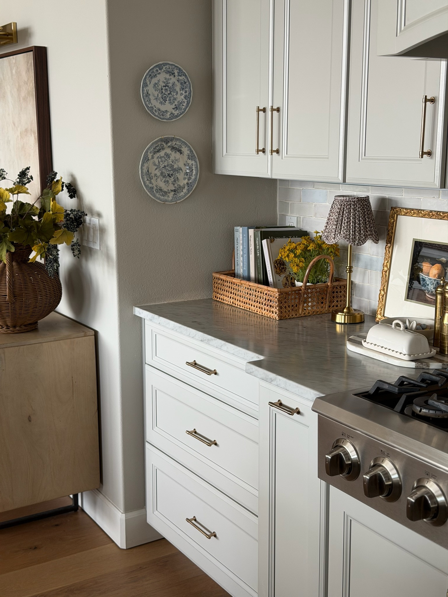 I love using plates as wall decor. It adds such a gorgeous touch to the space! 

home decor, kitchen decor, decorative plates  

 