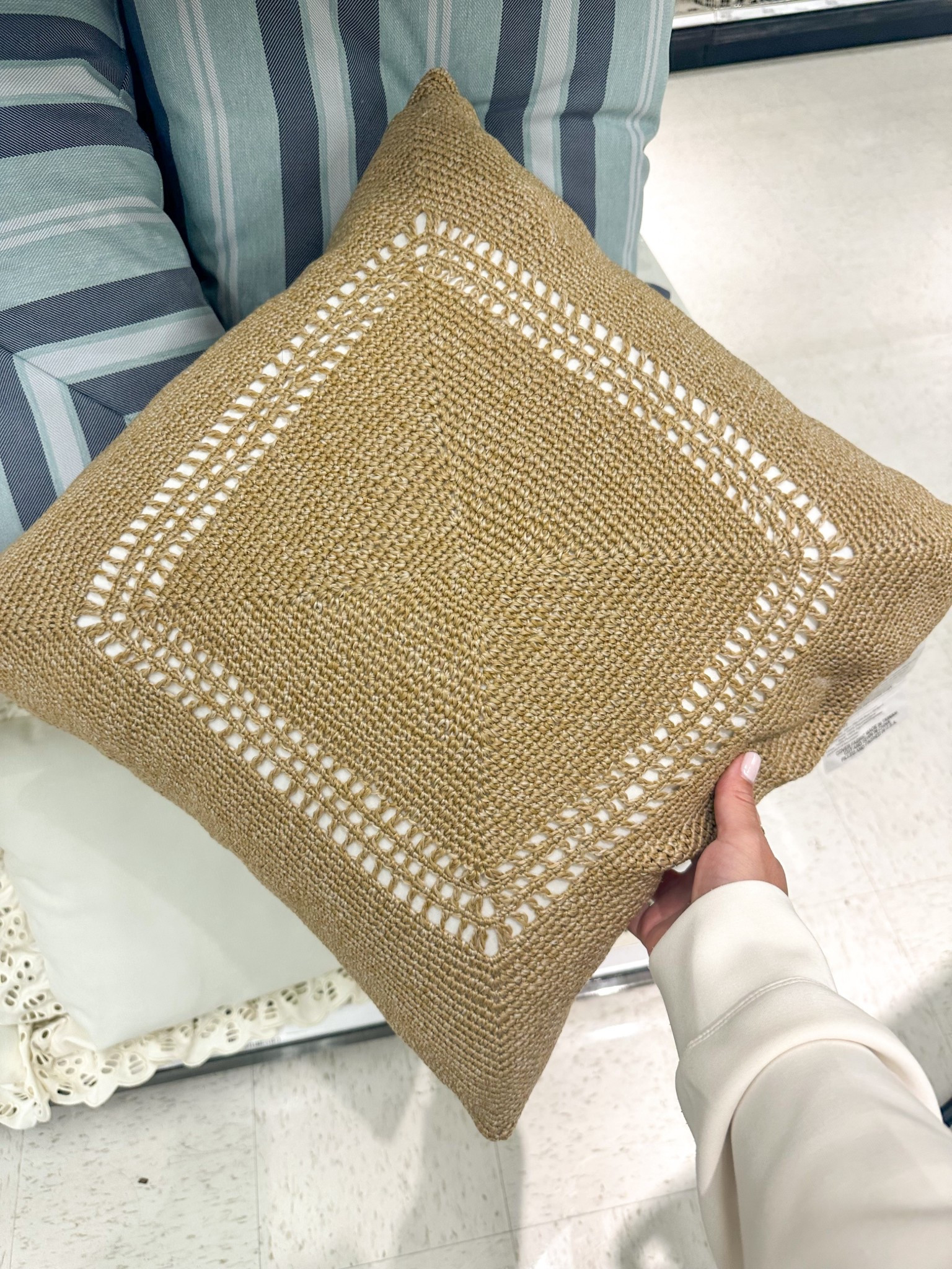 Outdoor throw pillow
#patiodecor #outdoordecor #throwpillow #outdoorthrowpillow

#LTKHome