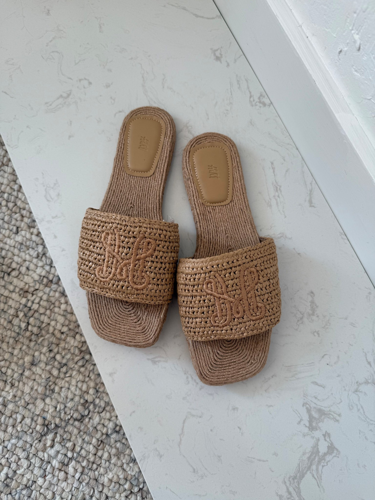LOEWE DUPES🤭
Tags: espadrille flats sandals raffia woven new in H&M affordable sliders beige neutral fashion summer inspo outfit chic women’s style capsule wardrobe essentials 

#LTKshoes #LTKsummer #LTKstyletip