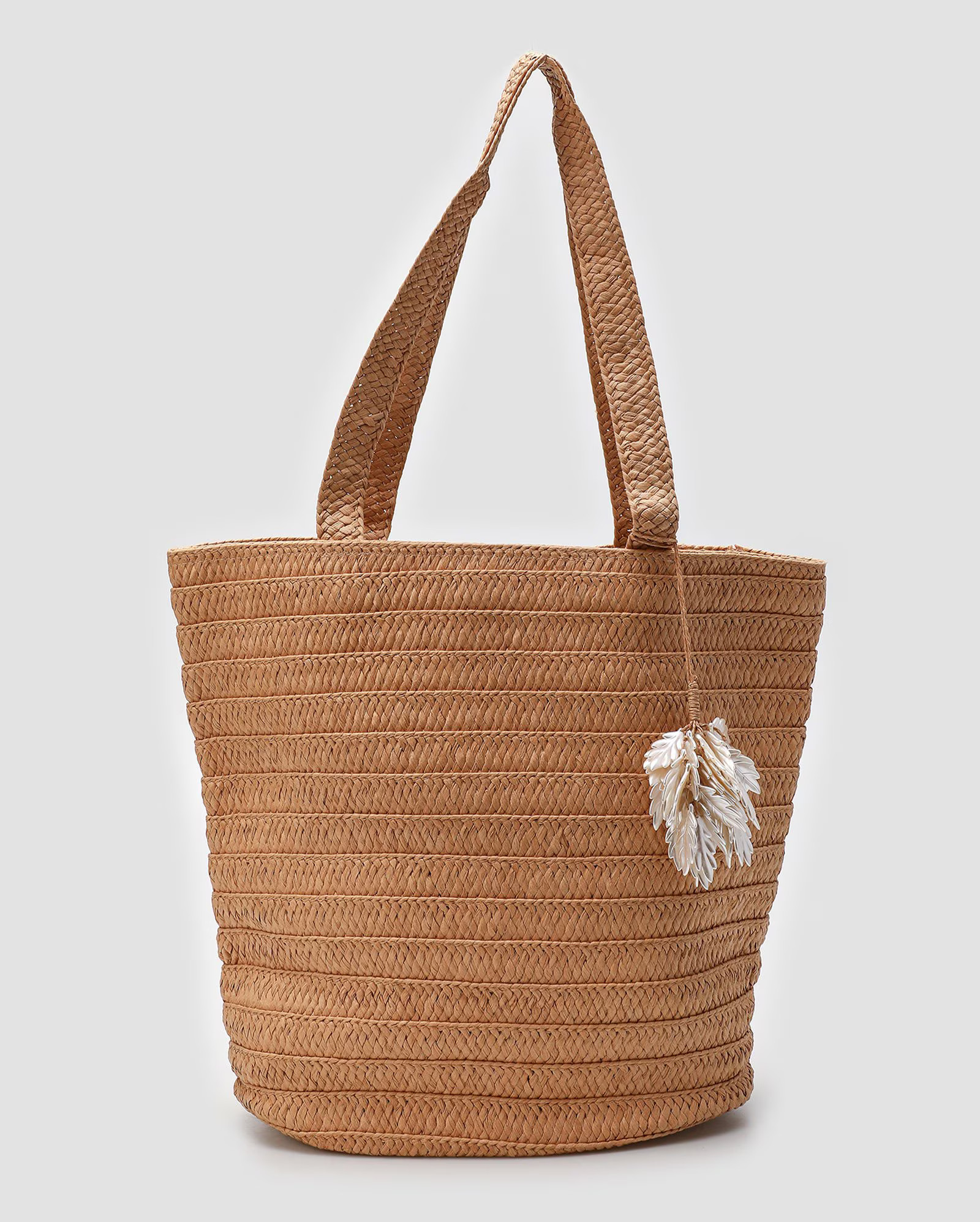 Bolsa tote de palha G e penduricalho bege | Accessori by Riachuelo | Riachuelo (BR)