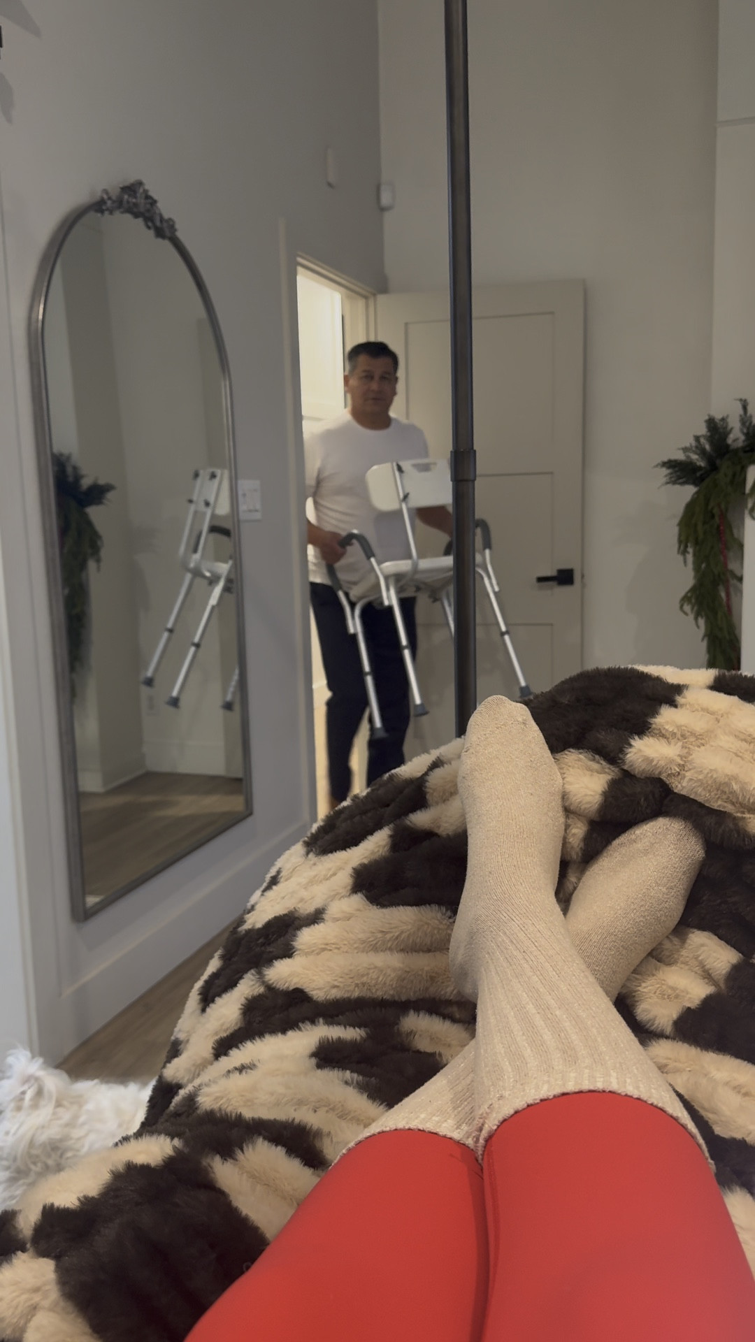 Randy gives the best gifts, so I was excited when he said he had an early present for me. It's not quite what I was expecting 😳 but so thoughtful since I'm having surgery next week. I do think it's a sexy chair. 👏🏼👏🏼 Gifts from the ❤️ are always the best ones. Good stuff right there. 