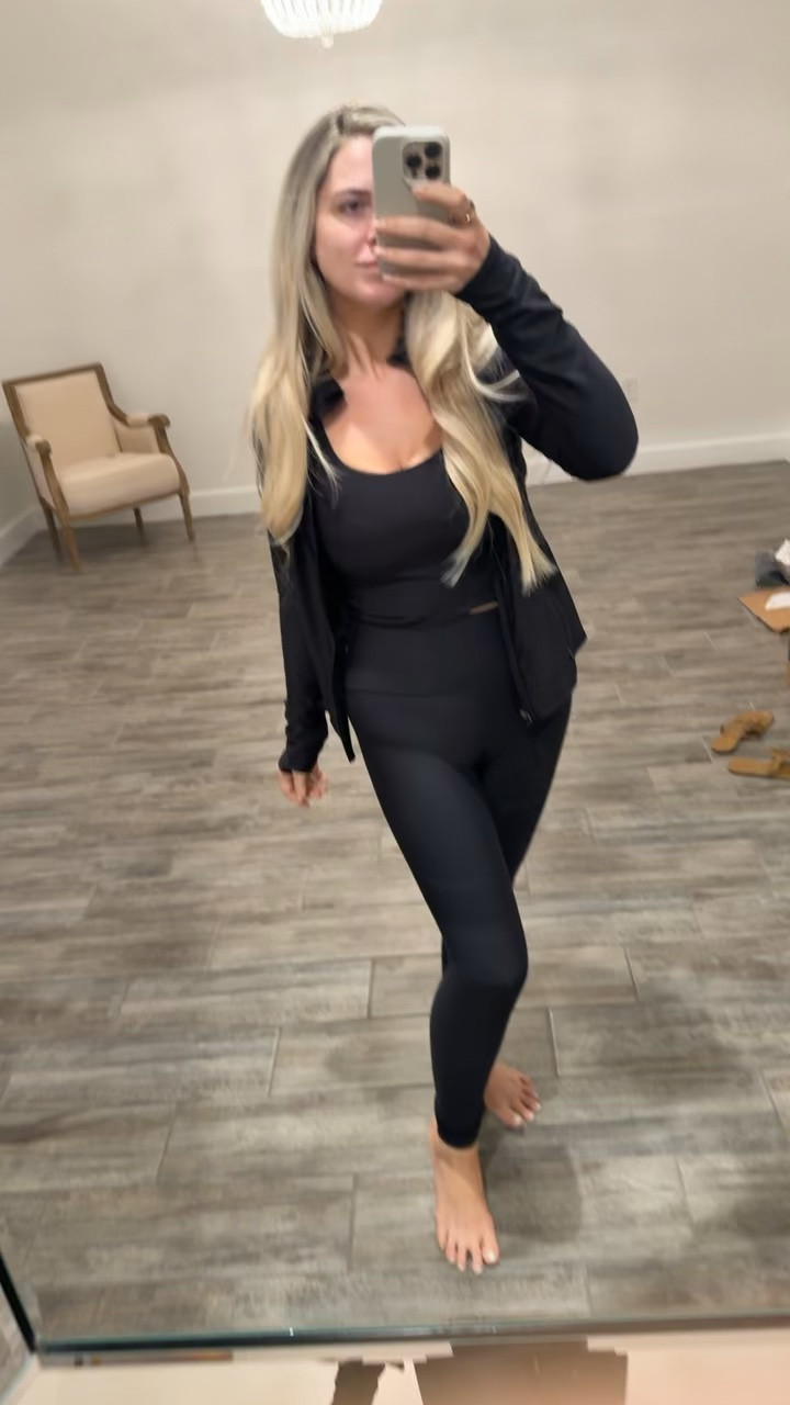 OOTD is all 50% off at old navy today. Wearing a size medium in everything!
Stylewithnosecrets 
Sale
Deal
Steal
Save
Affordable fashion
PowerSoft
Longline
Black leggings


#LTKActive #LTKdayinmylife #LTKootd