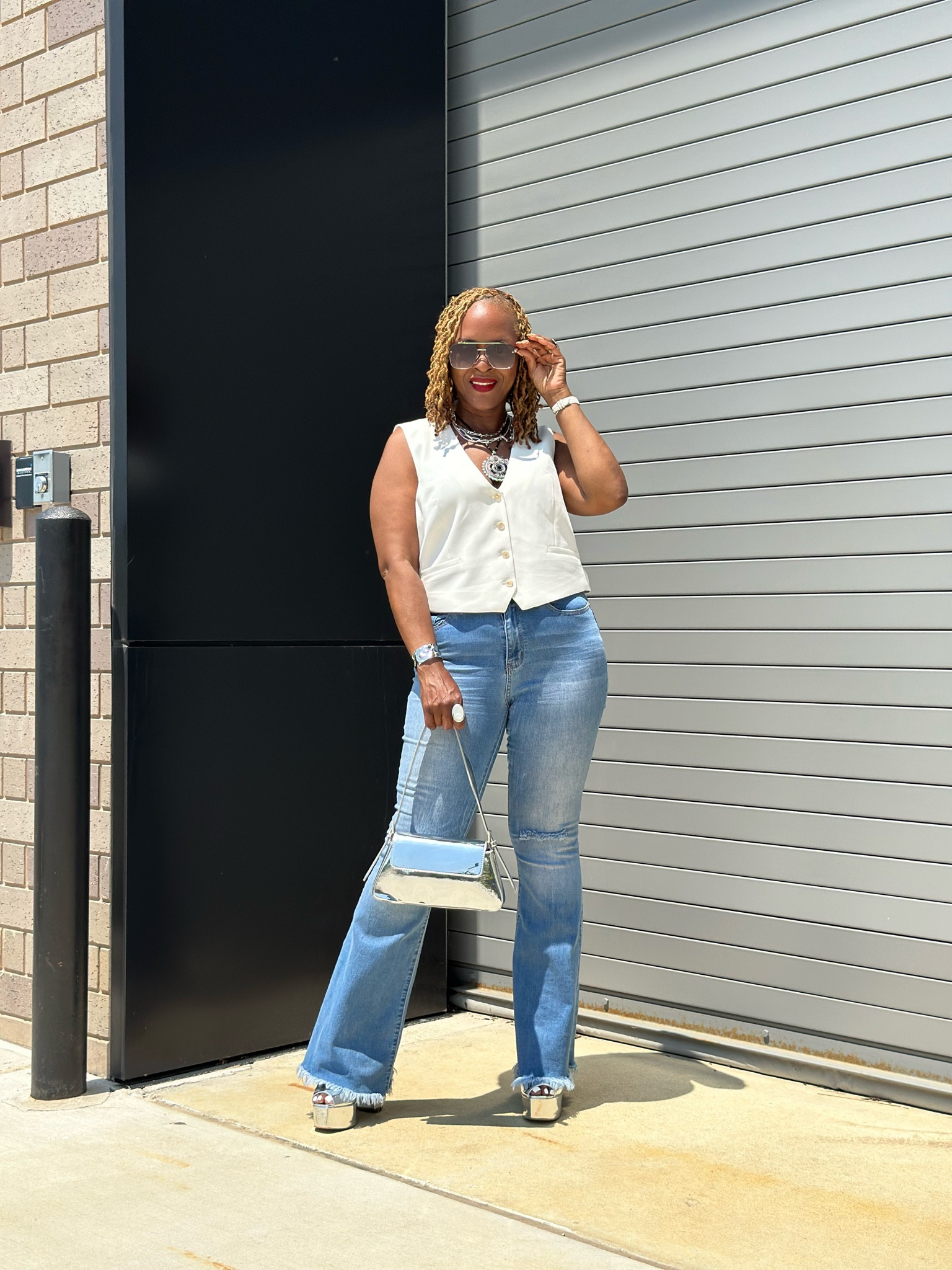 White vest and denim jeanss

#LTKMidsize #LTKStyleTip #LTKOver40