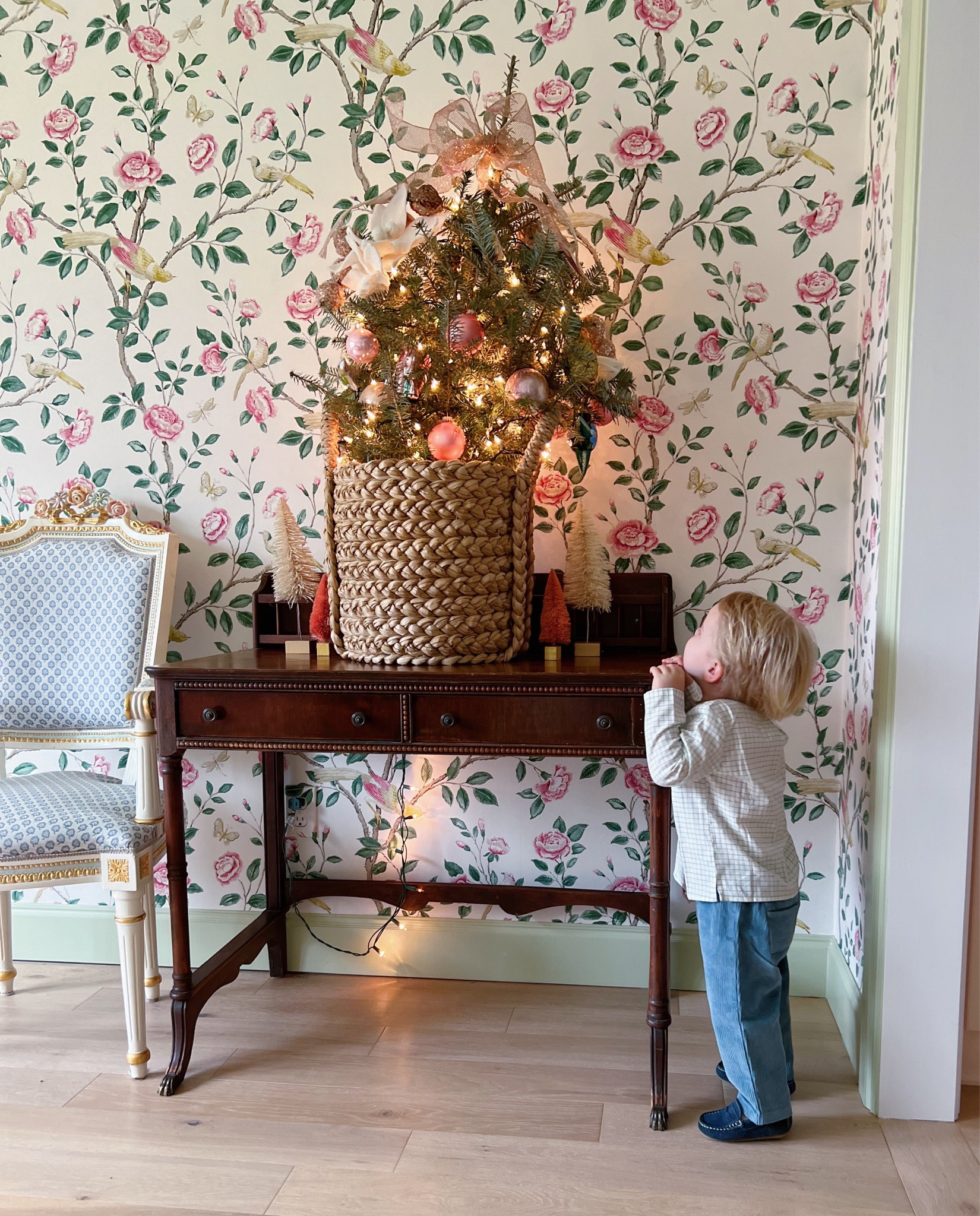 Sanderson Andhara #wallpaper #decor #floral #grandmillenial #grandmillenialhome #floralwallpaper #chintz

#LTKhome