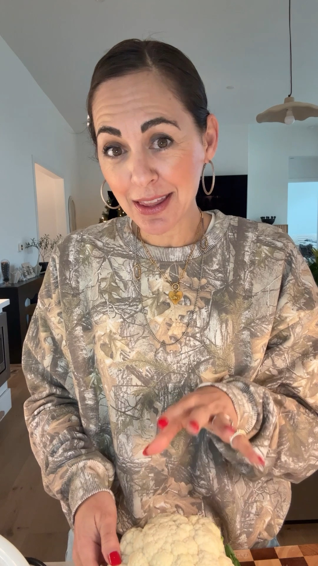 5 Min 5 ingredient creamy cauliflower soup
1. Head of cauliflower
2. Yellow onion
3. One cup raw cashews
4. 4 cups broth
5. 1 tbs sea salt & garlic

Purée when ready to serve