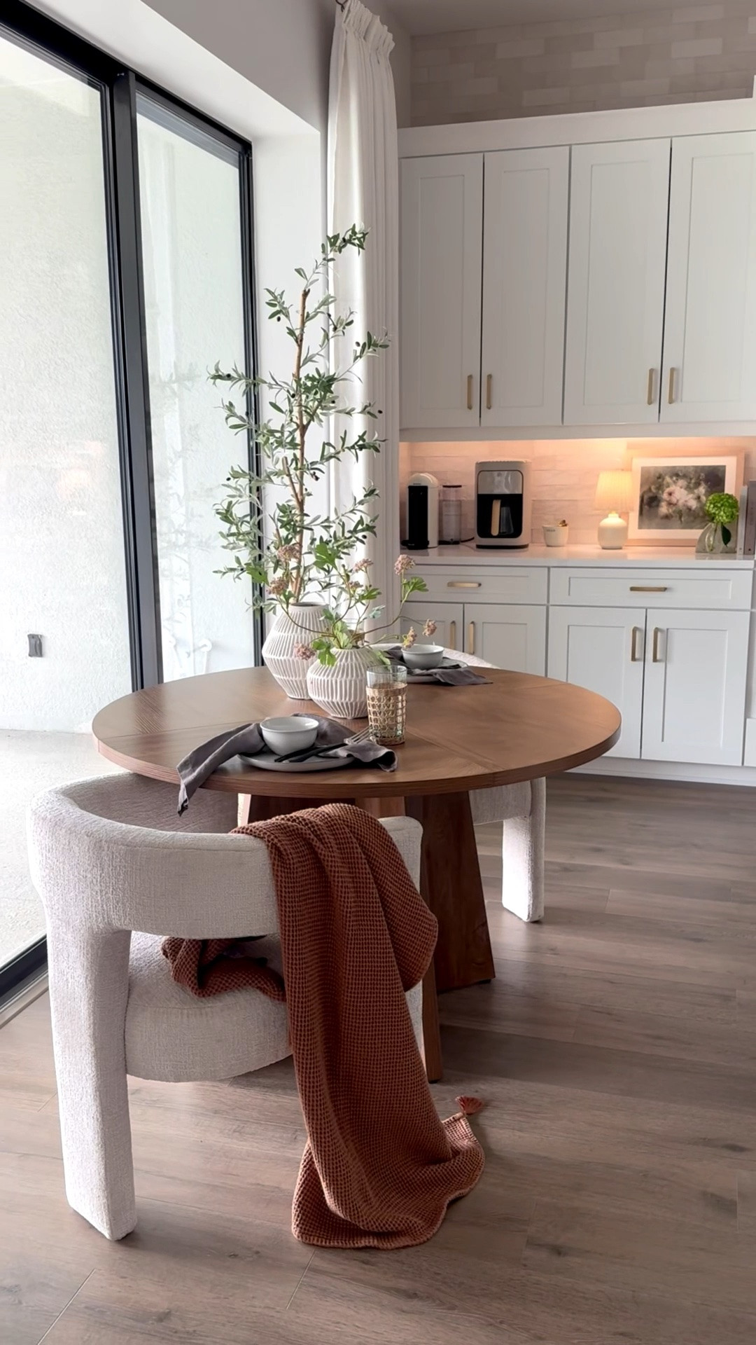 The kind of space that makes slow mornings feel purposeful. I added this table to our kitchen to create a cozy breakfast nook. I can’t wait to enjoy my morning coffee here.  🌱


#kitchennook #nook #homeinspo #cozycorner #kitcheninspo #coffeebar #homedecor #summerdecor #cozyhome #diningtable #diningchairs #kitchendecor

#LTKHome