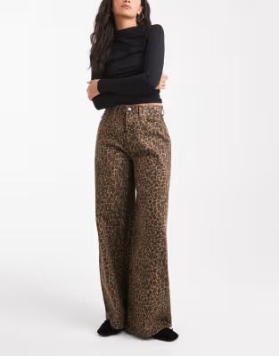Tommy Jeans - Charlie - Losse wijde jeans in luipaardprint | ASOS (Global)