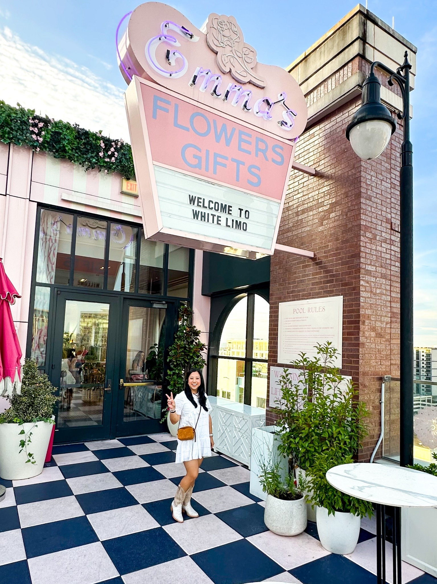 Howdy ✌🏼🤠 #girlstrip #nashville #whitelimozeen 

#LTKShoeCrush #LTKItBag #LTKStyleTip