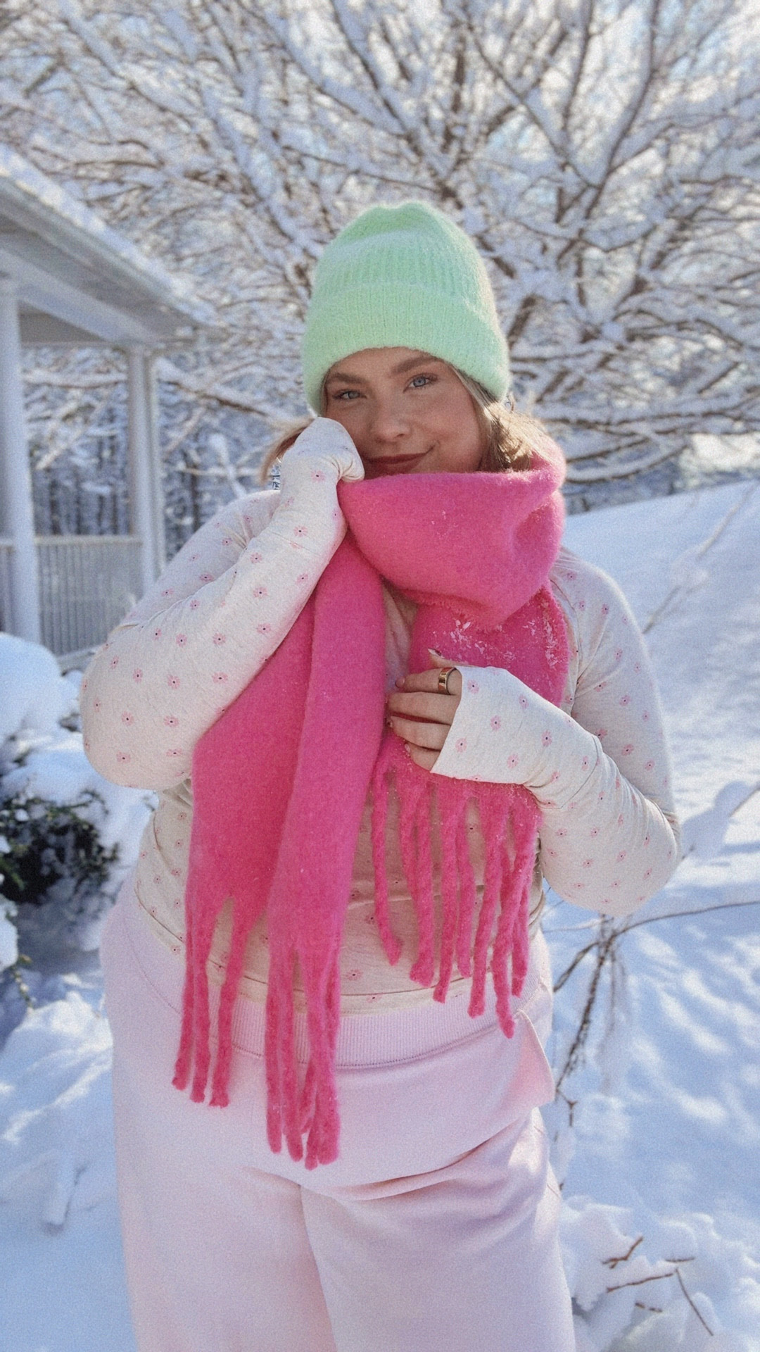 Wearing a comfy cozy set from Aerie! So soft, stretchy and warm. I am wearing an xxl in the bottoms as a size 18/20 and xxl in the top! The hat is old from ASOS, and same thing with the scarf but from H&M!