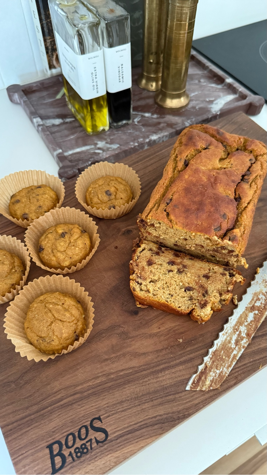 high protein, healthy version banana pumpkin bread! each slice is 9g of protein, no refined sugar & high in fiber!

save this recipe for later & tag me if you bake it! (kid approved!)

2 ripe bananas (mashed)
1 cup pumpkin purée (unsweetened)
2 large eggs
½ cup Greek Yogurt (I used Oikos 25g Greek Yogurt)
1 scoop Vanilla Protein
1 cup all-purpose flour
½ cup almond flour
1 tbsp ground flaxseed
1 tbsp chia seeds
2 tbsp maple syrup
1 ½ tsp cinnamon
½ tsp nutmeg
1 tsp baking powder
½ tsp baking soda
Pinch of salt
¼ cup Nestlé Toll House Mini Morsels

mix all together, bake 350° for 50-55 minutes 


#BananaPumpkinBread #HealthyBakingRecipe #HighProteinSnacks #ProteinDessert #FallBakingIdeas #HealthyPumpkinRecipe #EasyMealPrepSnacks #ProteinPackedRecipes #HealthyFallTreats #FitnessMomLife #MacrosMadeEasy #LTKBakingFinds #HealthySweetTreats #FallRecipeInspo

#LTKParties #LTKSeasonal #LTKHome
