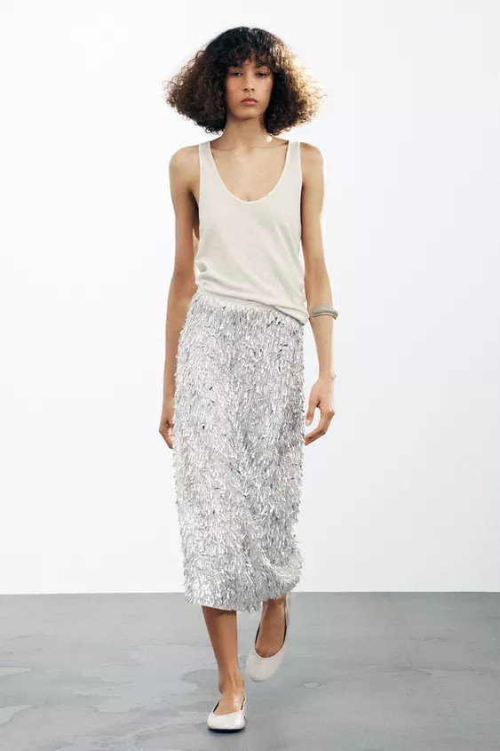 Sequin skirt. Hidden in-seam zip closure.Silver | 3920/240/808Product Measurements
Check in-store... | Zara US