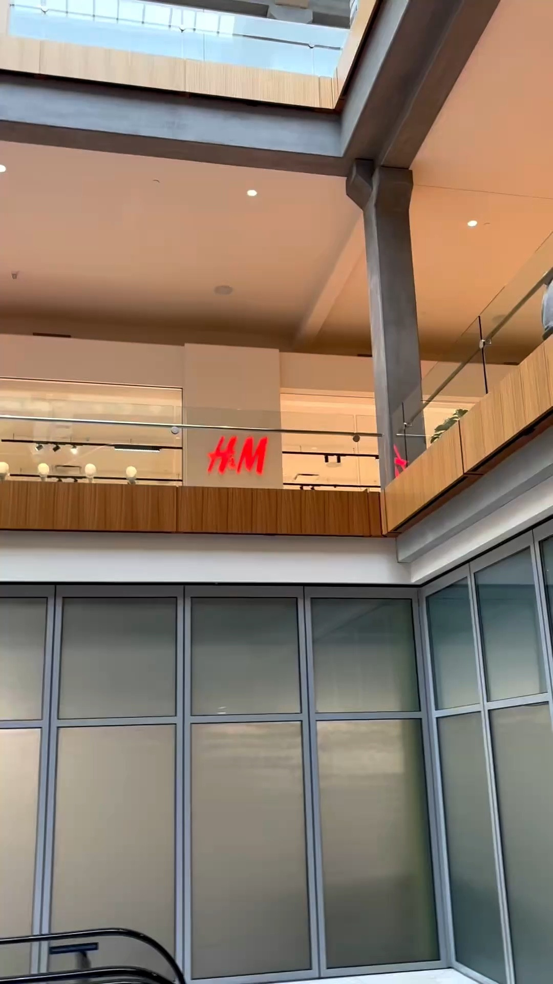 Come shopping with me at @h&m! 

#LTKootd #LTKdayinmylife #LTKOver40