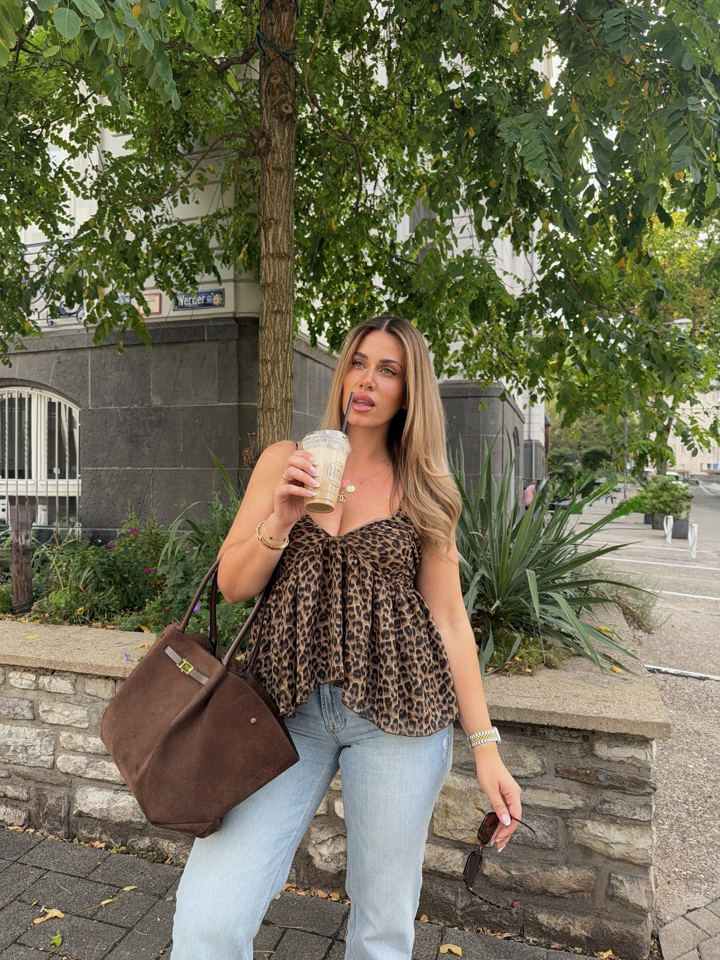 Iced Coffee Sunday 🍦😮‍💨✨☕️
PS: wollt ihr wissen wer meine Fotografin war 🥹🤭

#icedcoffee #sunday #outfitinspo #lazysunday #outfit4real #explore #fashionable #lookoftheday #sundaylook

#LTKmidsize #LTKsummer #LTKdeutschland
