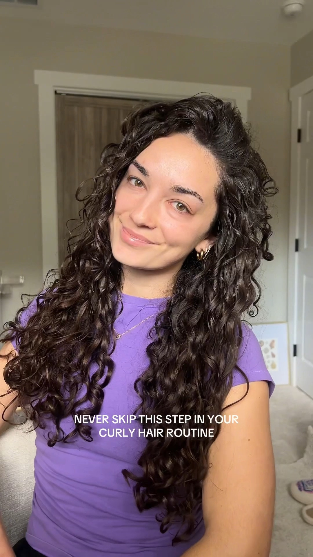 if you’re a curly girl and you’re not finishing your curl routine with hair oil, you’re missing outttt 👀

the best part about finishing with hair oil is you don’t have to be cautious about how much gel you’re using because the oil scrunches the crunchies (aka gel cast) out 🤌🏼 

using the @aussiehairusa miracle curl oil - smells unreal & is affordable + great for frizz + love that it doesn’t weigh down my fine hair!

I like to leave a teeeny bit of a gel cast on my top layer since I live in a more humid climate & it helps with frizz!

#curlyhairtips #curltips #curlroutine