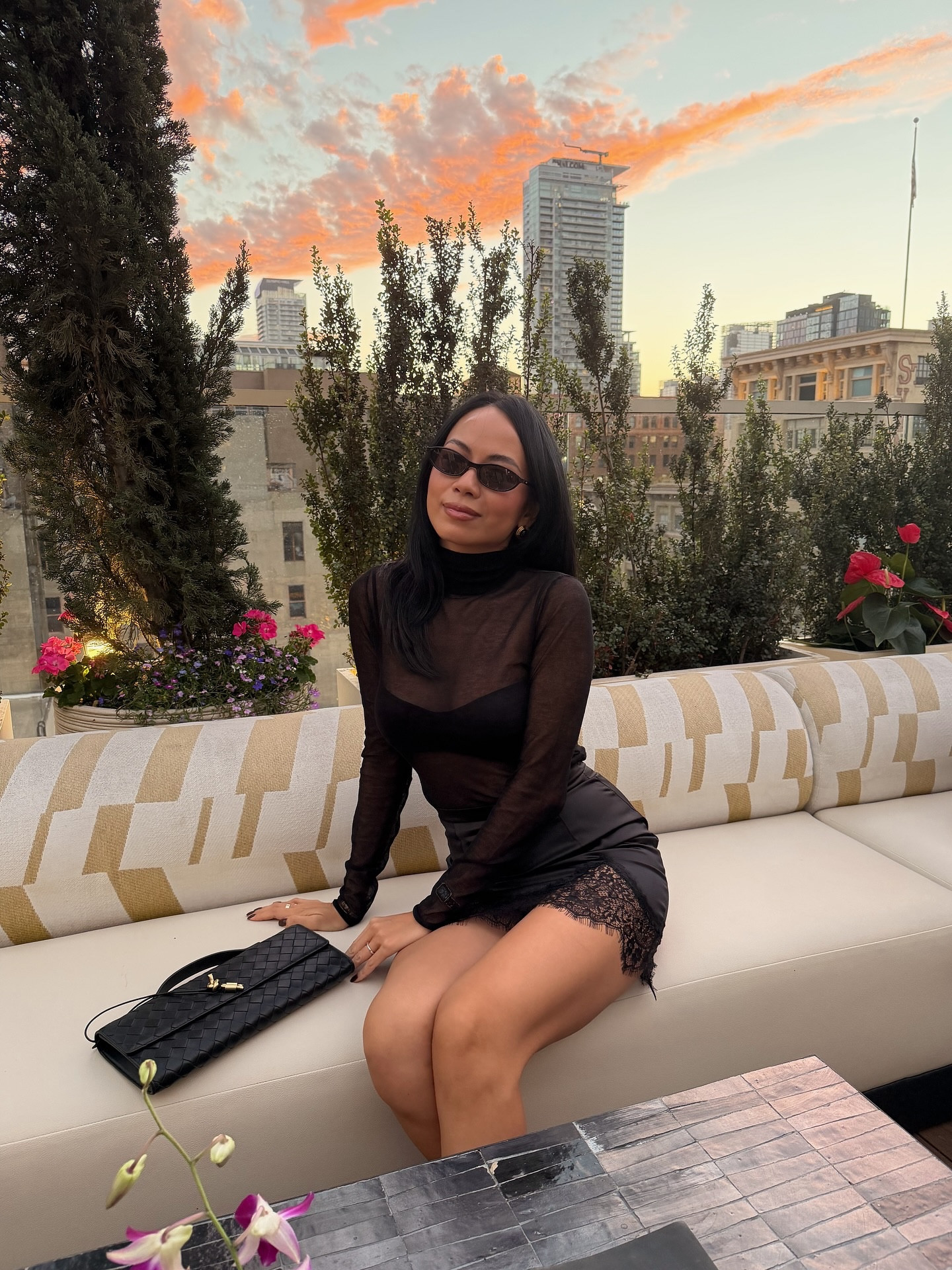 Fall nights call for mesh & lace 🖤 
.
.
.
.
.
#falltrends#lacetrend#falloutfitinspo#winterfashiontrends#nycfashion#meshtop#chicoutfits#lace