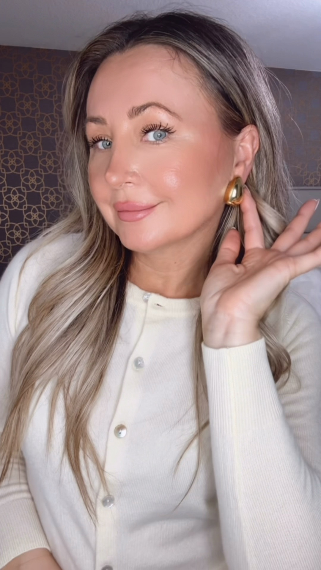 Cute cashmere cardigan in butter yellow from @Quince 

TTS! Wearing small!

#LTKdayinmylife #LTKootd #LTKgrwm