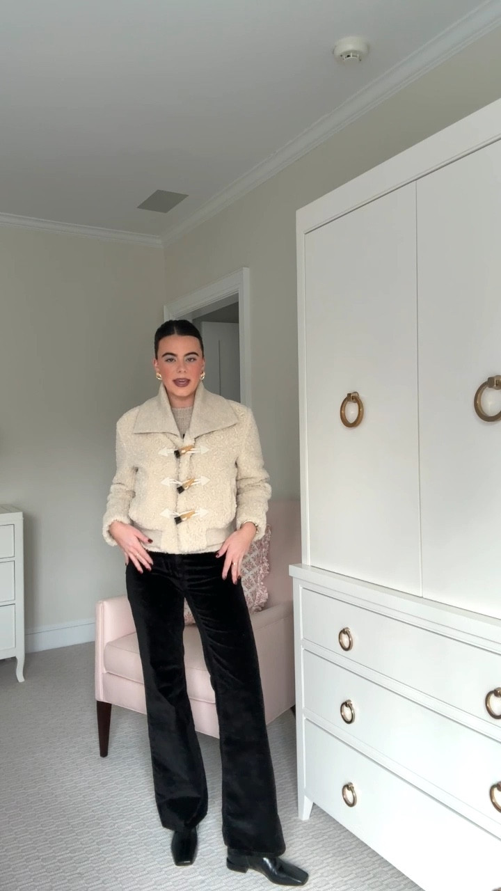 Winter wardrobe update with Saks! I’ve been refreshing a few classic pieces for the season, and Saks truly never misses. From elevated sweaters to the coziest layers their winter edit is so good right now.
I linked everything I’m wearing + a few more cold-weather favorites below— all available on Saks.com #sakspartner #saks