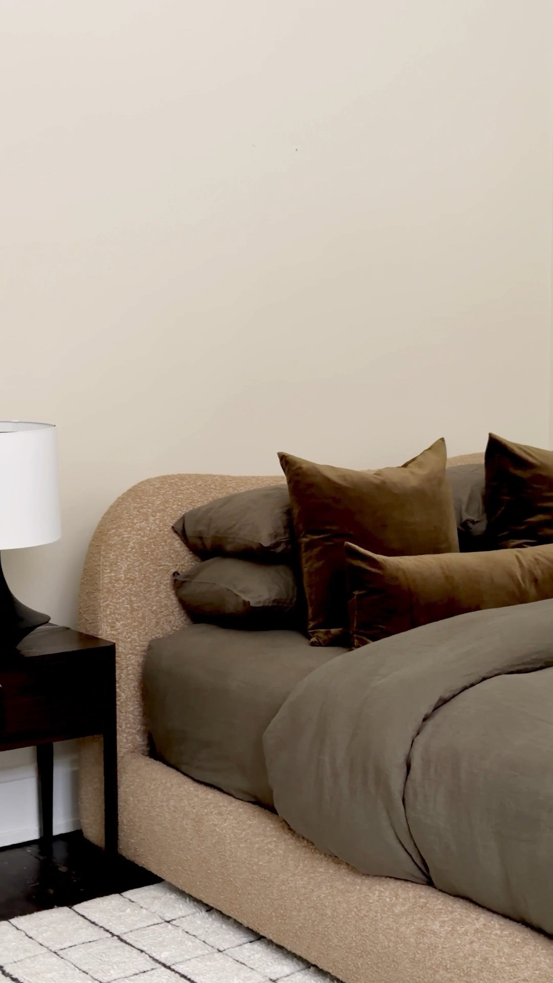 Have you seen that British guy that talks about what’s chic or cheap? Well turns out I was making my guest bed wrong! So we’re going to try his way with all new @Quince #QuincePartner bedding! The tricks? Great bedding, linen spray in between each layer, tuck flat sheet under, lots of pillows (don’t be afraid of gaps)! I must say the final look is so chic.

#LTKOver40 #LTKHome