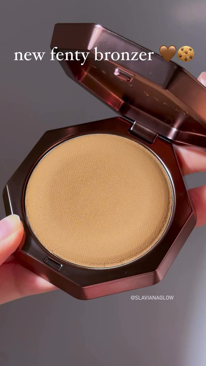 it feels SOOO smooth 🤎✨

@fentybeauty sun soufflé pressed mousse cream bronzer in churro twist

Would you try this new bronzer? 🤔💭

🏷️ fenty beauty sun stalkr soufflé bronzer churro twist, cream bronzer, sun kissed makeup, bronzed skin glow, summer makeup essentials.

#fentybeauty #bronzer #makeup #softglam #summermakeup