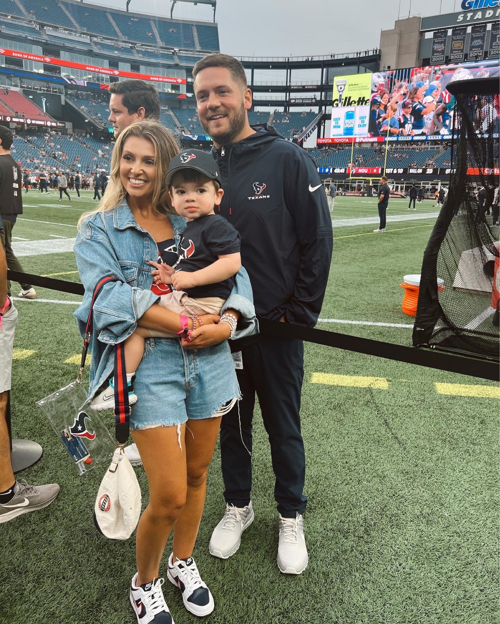 NFL game days are back ❤️💙 Houston Texans game day outfit with red and navy Nike dunks 