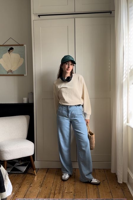 Super easy casual outfit with Uniqlo jumper. Cos jeans. Green cap 