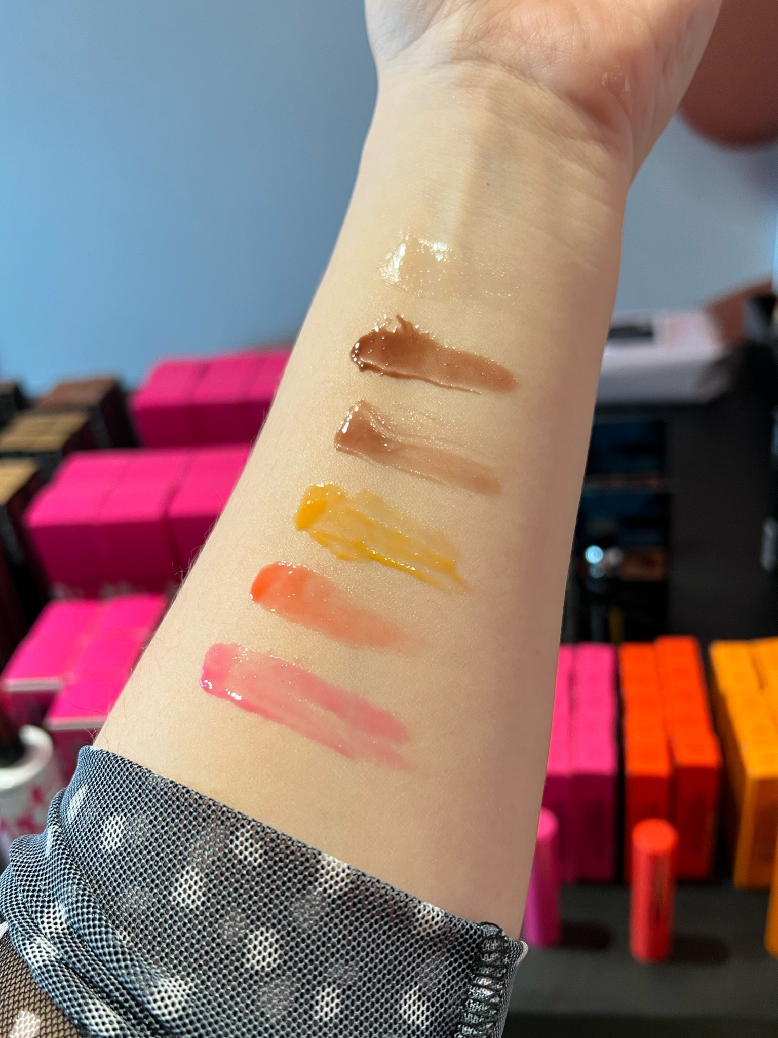 Algumas cores do MAC Squirt lip gloss! A textura é bem interessante, um gloss que da um leve plump nos lábios e hidrata também. Não é pegajoso e deixa uma leve cor. Muito diferente! #LTKConBR2023

#LTKGiftGuide #LTKbrasil #LTKbeauty