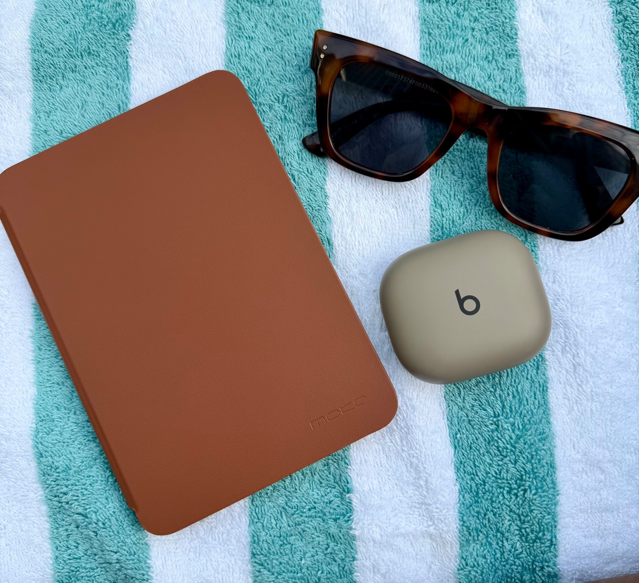 My poolside essentials for today in Honolulu, Hawaii! 🌺☀️


Vacation | beach | pool | Beats | headphones | sunglasses | Kindle | case | Amazon | allthingsartrice 

#LTKdayinmylife #LTKFindsUnder100 #LTKTravel