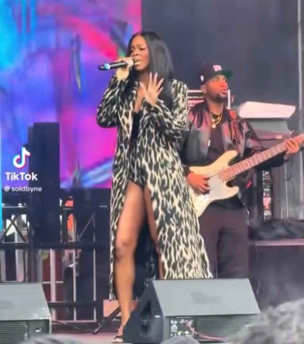 You ask, we answer! @fortunecooksey says, “Hi, do you know the designer?”

@arilennox hit the stage wearing a $648 @seroya Chiara Coat in Bengal print, paired with matching $248 Kiara Shorts. Hot! Or Hmm..? 💣

Find a link to purchase in our Instastory.

📸: TikTok/@soldbyne
#AriLennox #Seroya #fashionbombdaily #fbdaily #BombStyle #arilennoxfbd #arilennoxstyle