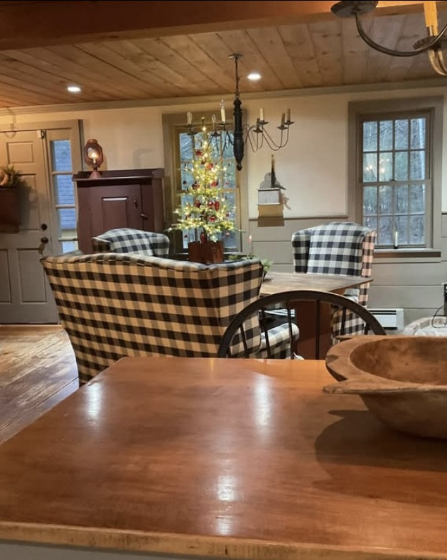Well…….we’ve had a lot of technical issues the last two weeks but are up and running now! In last week’s DECORATING IDEAS POST on our socials, we shared the home of DONNA SENSALE! We’ve shared several products to help you can get this look!!! 🖤🤎🤍
www.sugarcreekantiques.com

#LTKHome #LTKSeasonal