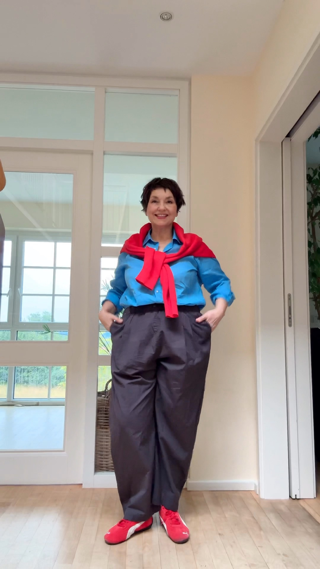 GRWM - Ostsee-Ausgabe: Leichte Baumwollhose, blaues Leinenhemd, rotes Sweatshirt